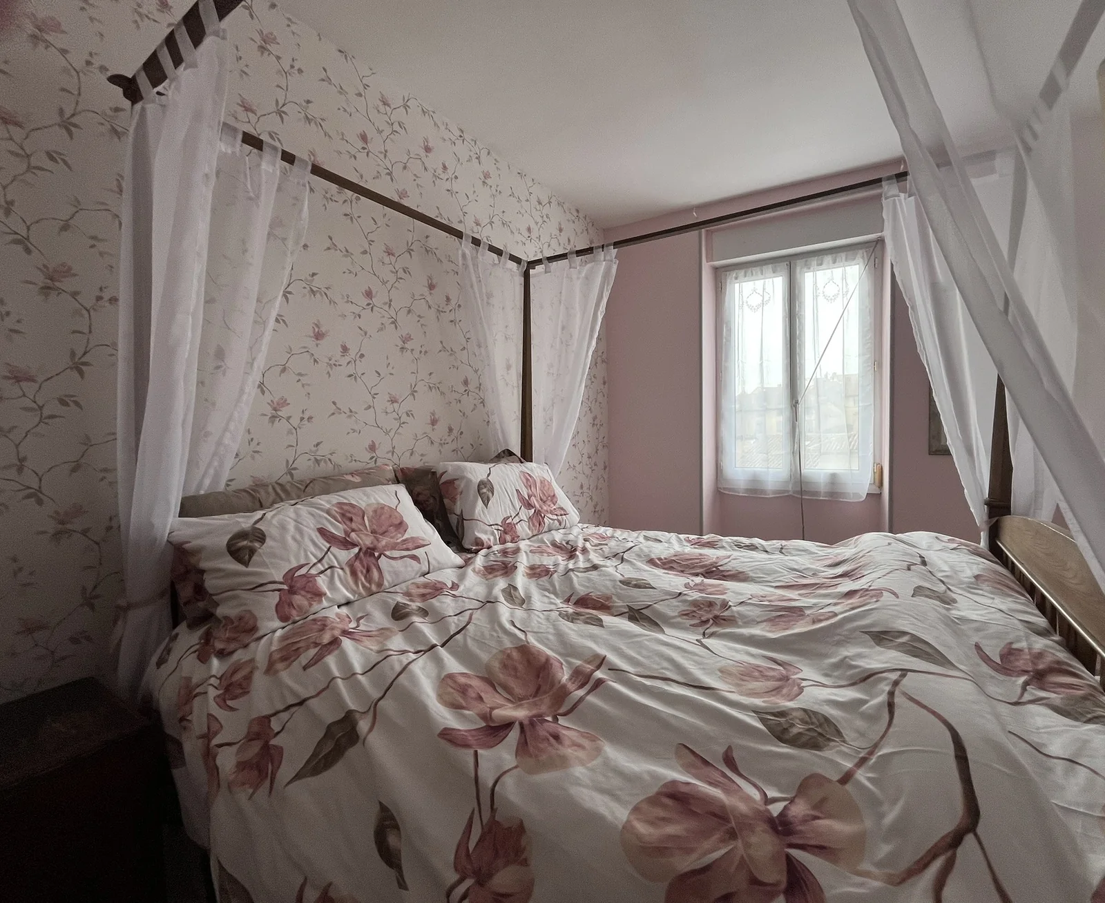 Floral bedroom with a four-poster bed