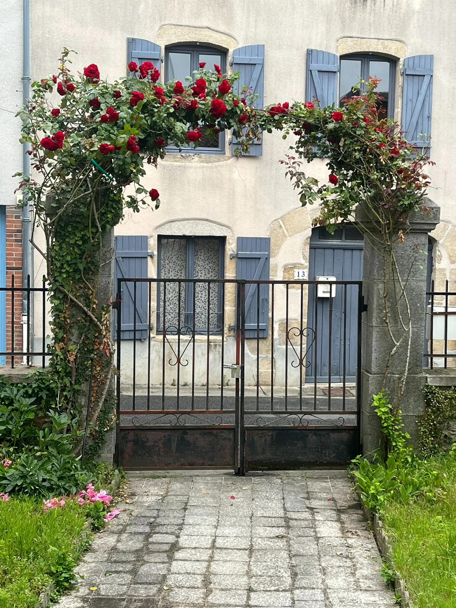 Exterior of La Belle Maison Rose in Bellac