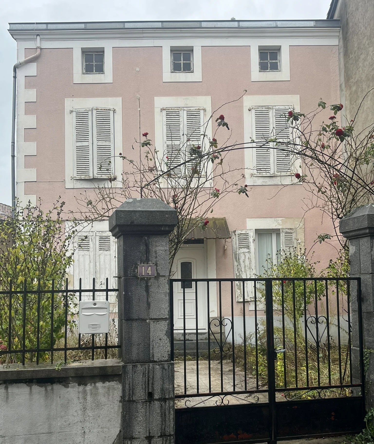 Front of La Belle Maison Rose in Bellac